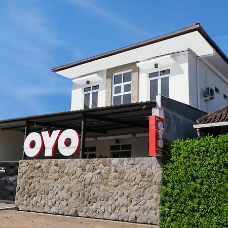 Super Oyo 995 Alice'S Homestay Syariah Jember Ngoại thất bức ảnh