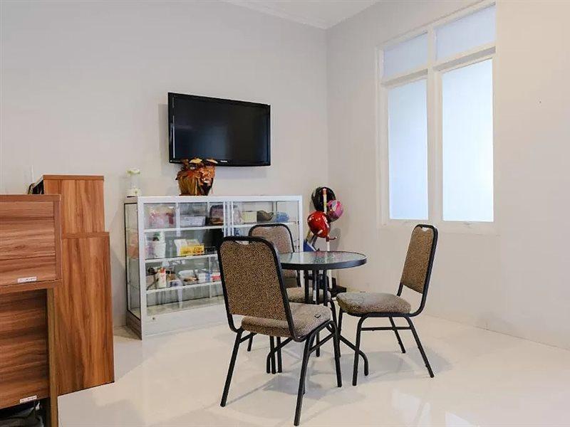 Super Oyo 995 Alice'S Homestay Syariah Jember Ngoại thất bức ảnh
