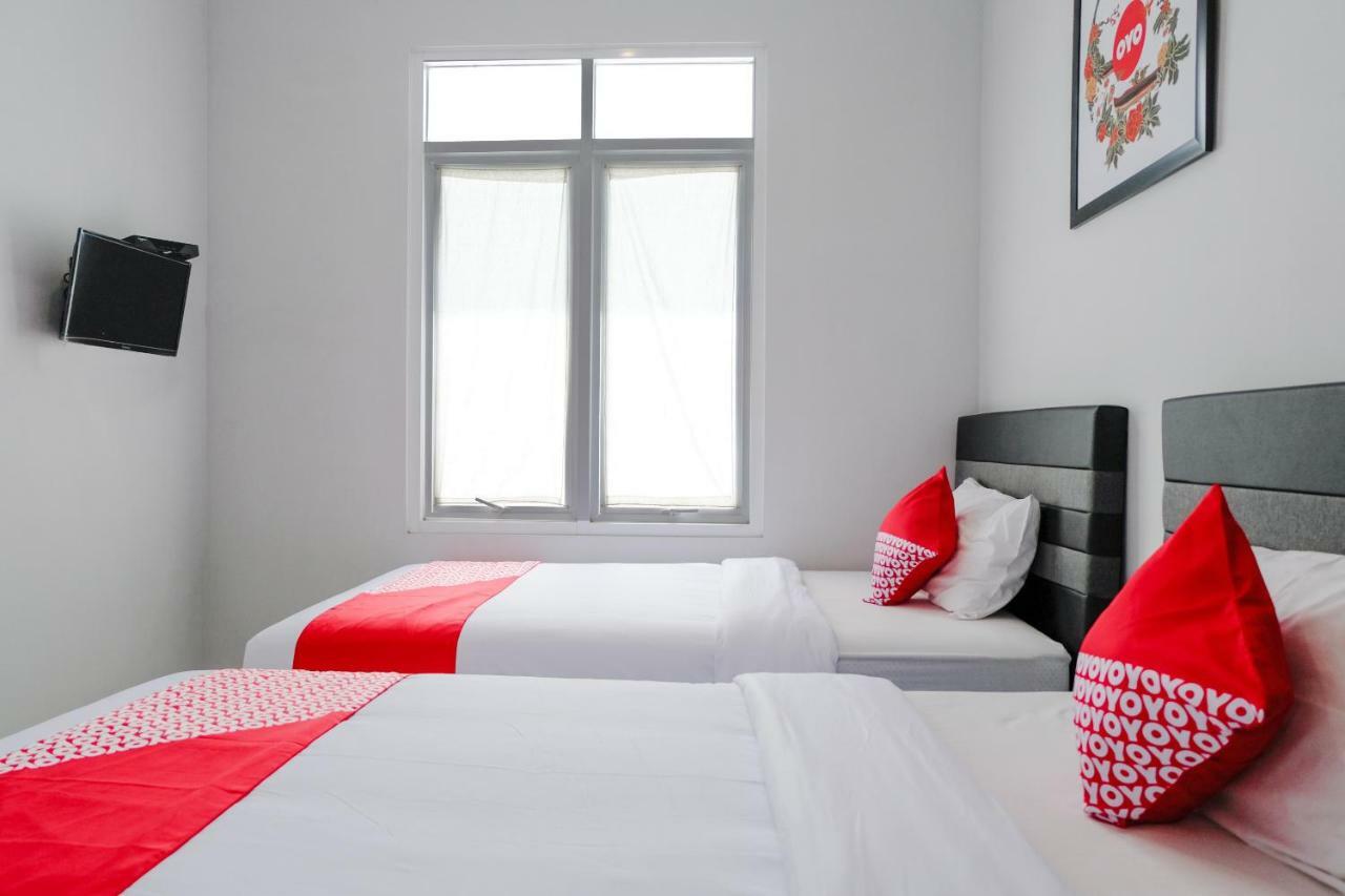 Super Oyo 995 Alice'S Homestay Syariah Jember Ngoại thất bức ảnh